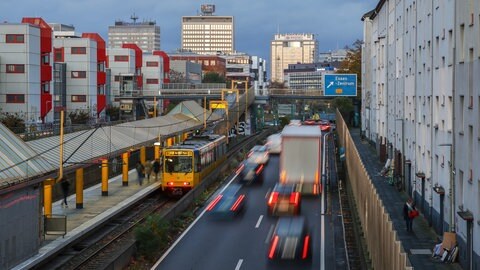 Eine stark befahrene Straße und eine Bahn-Haltestelle direkt neben einem Wohngebiet. Bereits moderater Straßenlärm stresst den Körper in der Nacht stark.