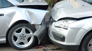 Auffahrunfall, kaputte Autos: Ludwigshafen hat die meisten Kfz-Schäden im Land.