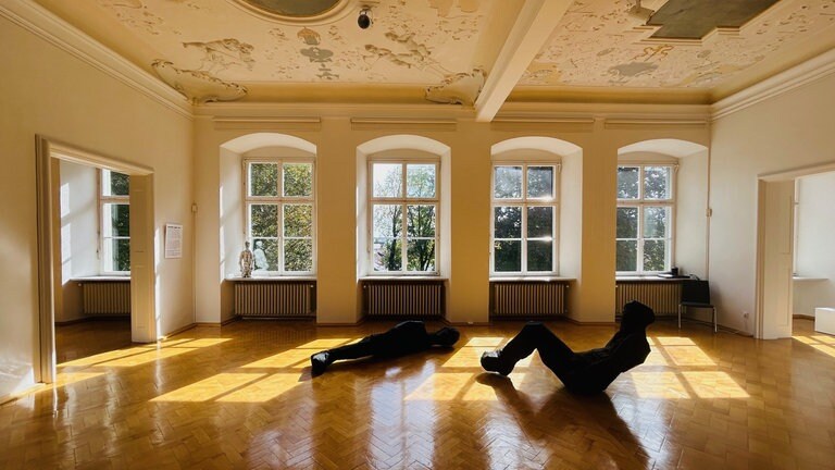 Werke des Künstlers Klaus Prior. Das Neue Schloss in Kißlegg zeigt Skulpturen und Gemälde von ihm.
