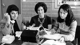 Aniello Verde, Maria Post und Ines Casalini (v.l.n.r.) bereiten im Dezember 1971 die Jubiläumssendung zum 10 Geburtstag von Radio Colonia vor. Zwischen den seltenen Heimreisen war Radio Colonia vom Westdeutschen Rundfunk für viele Gastarbeiter aus Italien eine der wenigen Verbindungen in die Heimat. 