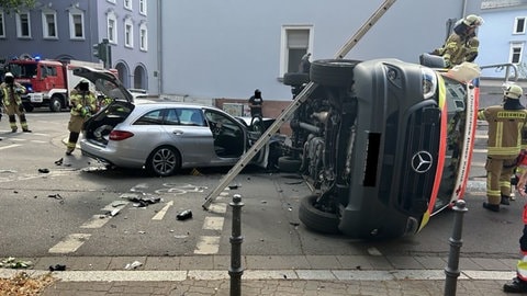Unfall in Kaiserslautern: Ein Krankenwagen ist  im Einsatz mit einem Auto zusammengekracht.