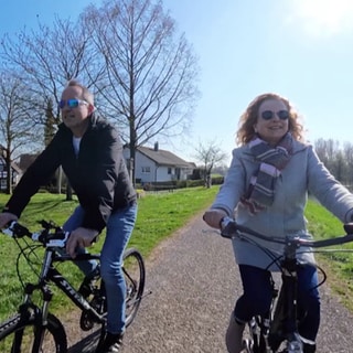 Ein Mann und eine Frau machen eine Ausfahrt mit Fahrrädern.