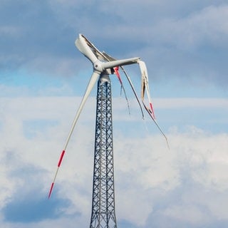 Rotorblätter eines Windrades sind nach einem Sturm stark verbogen: In der Technik für die Energiewende stecken viele Rohstoffe, doch nur ein Teil wird bisher wiederverwendet. Wohin mit all den ausgedienten Rotorblättern, Solarzellen oder Autobatterien? 