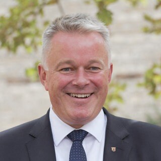 Gordon Schnieder (CDU), Ministerpräsident von Rheinland-Pfalz, steht vor den Medienvertretern. Die CDU-geführte Landesregierung zog im Rahmen einer Pressekonferenz nach 100 Tagen Zwischenbilanz über ihre bisherige Arbeit. Wirtschaft und Unternehmen aus RLP sind bisher verhalten und äußern Kritik.