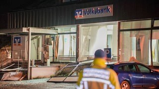 Bankfiliale mit zerstörter Front, Trümmern und Scherben: Unbekannte haben in der Nacht auf Montag einen Geldautomaten in Nürtingen-Raidwangen gesprengt.