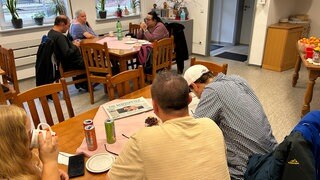 In der Glockestubb in Kaiserslautern können sich Obdachlose treffen und aufwärmen, ein Essen bekommen, aber auch mit Kleidung eindecken.