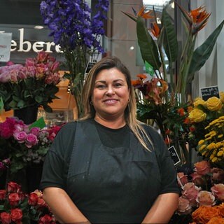 Junge Frau in ihrem Blumenladen