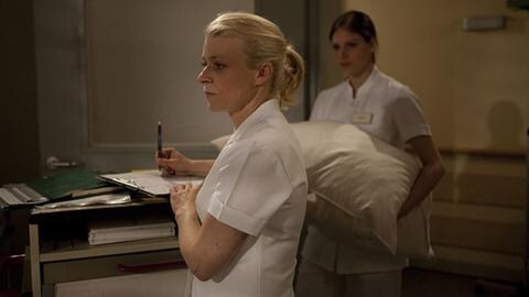 Schwester Caro und Celine bei der Arbeit im Krankenhaus