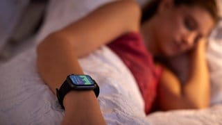 Schlaf-Tracking mit Fitnessarmband oder Smartwatch? Viele Menschen tracken und analysieren ihren Schlaf, um ihn zu optimieren. 