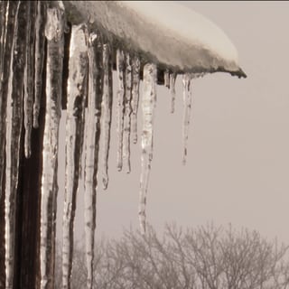 Eiszapfen an Dach