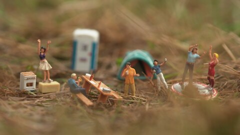 Feiernde Miniaturfiguren