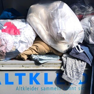 Auch in Trier laufen nach Angaben des Zweckverbands Abfallwirtschaft (A.R.T) immer wieder Container über. Unter anderem deshalb will der der A.R.T die ausrangierten Klamotten künftig einsammeln.