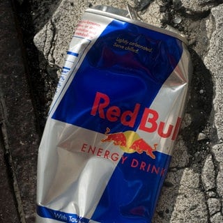 Zerdrückte Dose des Energie-Drinks Red Bull