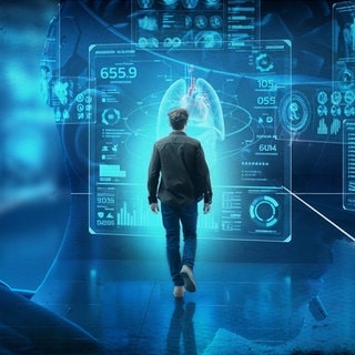 Person betrachtet holografische Medizindaten vor digitalem Gehirn.