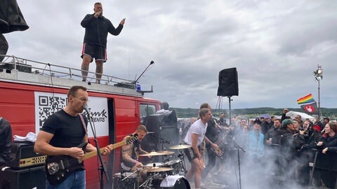 Feine Sahne Fischfilet geben ein Konzert auf einem der Campingplätze