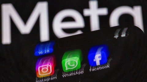 Große Meta Schrift im Hintergrund. Im Vordergrund sieht man ein Handy mit den Apps Instagram, Facebook und WhatsApp. Die Trägerinnen des Hans Bausch Mediapreises 2025 befassen sich mit solchen Plattformen. 