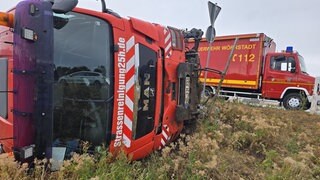 Eine Kehrmaschine ist wegen starken Regens in Wörrstadt umgekippt und liegt auf der Seite.