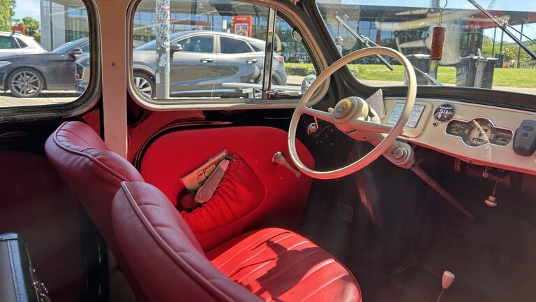 Das rote Interieur des über 70 Jahre alten Renault 4CV.