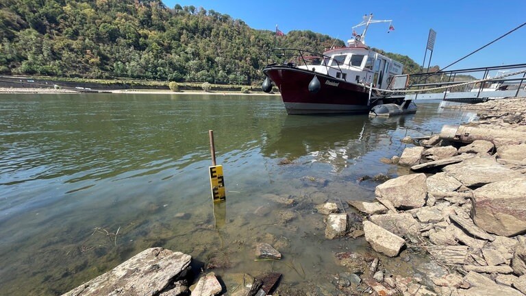 Seit der Aufzeichnung der Messdaten: So niedrig wie gerade war das Wasser im Rhein am Pegel Kaub noch nie. 