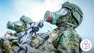 Soldaten der Bundes·wehr in Schutz·kleidung. Die Soldaten tragen eine Atem·maske. Rechts das SWR Logo für Leichte Sprache.