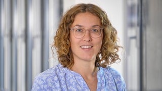 Nina Keppeler ist im Studio Tübingen im Bereich Technik zuständig für Fernseh- Hörfunk und Onlineproduktionen, für die Disposition und dafür, dass die Technik reibungslos läuft.