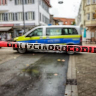 Die Polizei untersucht den Tatort nach einem Schusswechsel in der Innenstadt von Tuttlingen in der Nähe vom Rathaus.