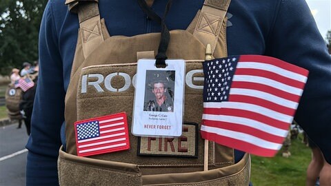 Rund 350 Feuerwehrleute verloren bei den Terroranschlägen ihr Leben. Zu ihrem Gedenken gestaltete das amerikanische rote Kreuz eine Gedenkaktion. 