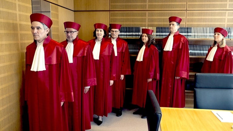 Kurz vor der Verhandlung oder dem Urteil am Bundesverfassungsgericht. Die Richterinnen und Richter stellen sich geordnet auf, bevor es um Punkt 10 Uhr in den Gerichtsssaal geht.
