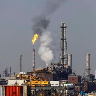 Das Ludwigshafener BASF-Werk mit Fackel (Symbolbild). Die Stimmung unter den BASF-Angestellten ist schlecht.