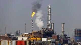 Das Ludwigshafener BASF-Werk mit Fackel (Symbolbild). Die Stimmung unter den BASF-Angestellten ist schlecht.
