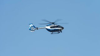 Ein Polizeihubschrauber in der Luft: Die Polizei sucht bei Bingen nach einem vermissten Mann. Der 84-Jährige ist dement und vón einem Spaziergang nicht zurückgekehrt. 