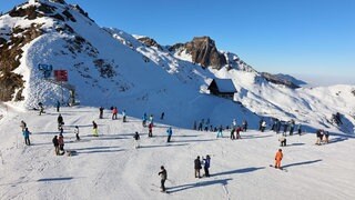 Skifahrer sind auf einer Piste am Flumserberg in der Ostschweiz unterwegs. Die Skigebiete ziehen nach Weihnachten und Neujahr eine Ferienbilanz.