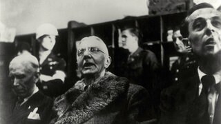Franz von Papen, Hjalmar Schacht und Hans Fritsche (von links) stellen sich nach ihrem Freispruch der Presse. Nürnberger Kriegsverbrecherprozess vor dem alliierten Militärtribunal. Urteilsverkündung am 1. Oktober 1946
