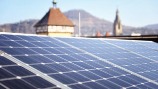 Hinter der PV-Anlage auf dem Hausdach scheint das Tübinger Tor in Reutlingen durch.