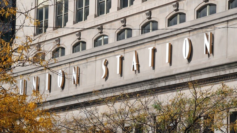 Chicago Union Station - "Chicago ist eine der bedeutendsten Eisenbahnknotenpunkte der Welt. Zwischen 1840 und 1890 war Chicago die am schnellsten wachsende Stadt der Welt. Während Städte wie Berlin, New York oder London vielleicht drei- oder viermal größer wurden, wuchs Chicago um das 28-fache. Nie zuvor hatte sich eine Stadt so rasant vergrößert", so der Historiker Russell Lewis.