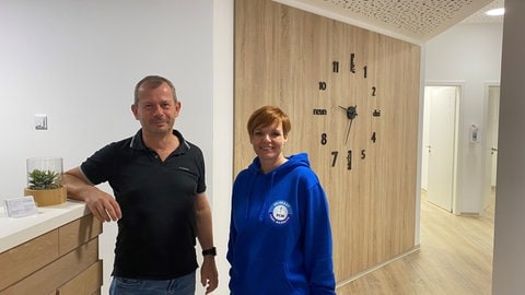 Hausarzt Dr. Alexander Gindi zusammen mit der Primary Care Managerin Katharina Fuhrmann