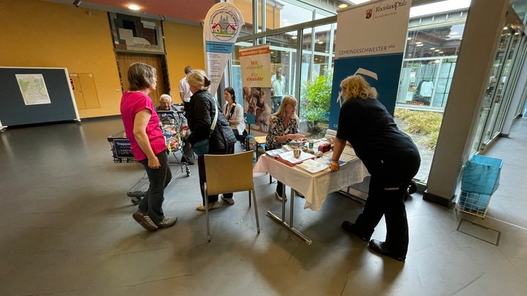 Kurz nach Veranstaltungsbeginn kamen schon die ersten Interessenten in die Stadthalle in Speyer.