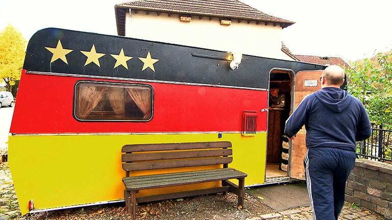 Wohnwagen als Dorfkneipe