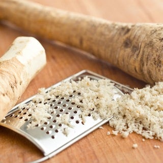 Meerrettich und fein geraspelter Meerrettich