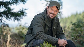 Constantin Klumpp im Jäger-Outfit im Wald