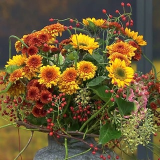 Herbstlicher Strauß mit Beeren und Winde