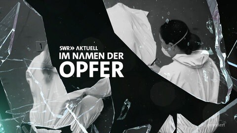 Cover zu SWR Aktuell - Im Namen der Opfer zeigt zwei Rechtsmedizinerinnen bei der Untersuchung eines Opfers. Das Bild ist zerstückelt wie ein zerbrochener Spiegel. Bild mit Hilfe von KI erstellt