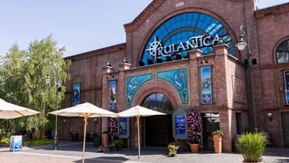 Der Schriftzug "Rulantica" ist über dem Eingang des gleichnamigen Spaßbads des Europa-Parks zu sehen. Ein mutmaßlicher Täter hatte ein sechsjähriges Mädchen am Wochenende (09.10.08.2025) aus dem Freizeitbad gelockt und sexuell missbraucht.