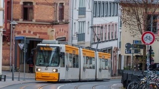 Ein Straßenbahn der Linie 50 fährt die Gaustraße in Mainz hoch. | Job auf Schienen: Hava Ocaks Traumberuf ist Straßenbahnfahren