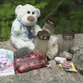 Gedenkstein an die vermisste Scarlett mit einem Teddybär darauf