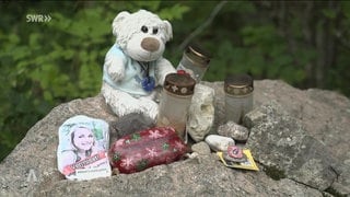 Gedenkstein an die vermisste Scarlett mit einem Teddybär darauf