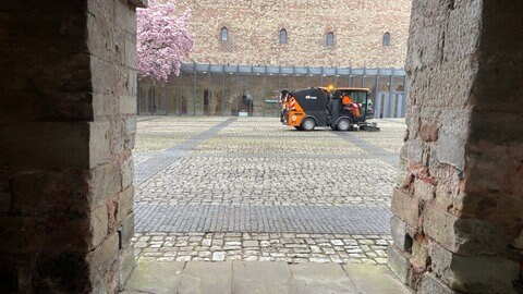 Mitarbeiter der Stadt machen den Brunnenhof sauber, bevor dort die Installation "zweiundachtzig" gezeigt wird. 