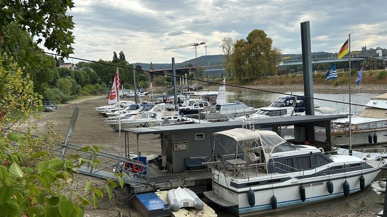 Boote am Yachthafen in Koblenz-Ehrenbreitstein während des Rekord-Niedrigwassers