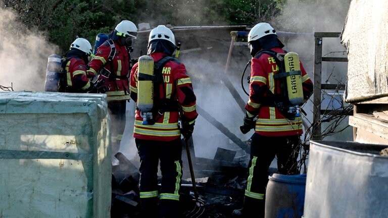 Feuerwehrleute im Einsatz in Langenau. In der Kleingartenanlage brannten sieben Gartenhütten.