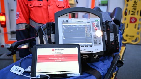 Der Malteser Hilfsdienst führt Messungen des Kohlenstoffmonoxid-Gehalts (CO) von Einsatzkräften durch.